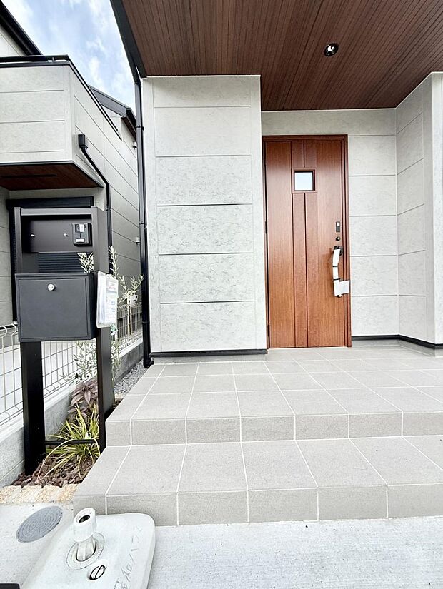 【玄関】■ シンプルで美しく、住まいの第一印象を彩る玄関です
