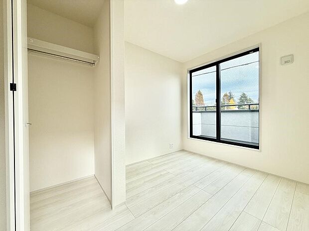 【寝室】■窓の配置や通気性の良い設計で部屋の空気がこもらず、常に新鮮な空気が流れます