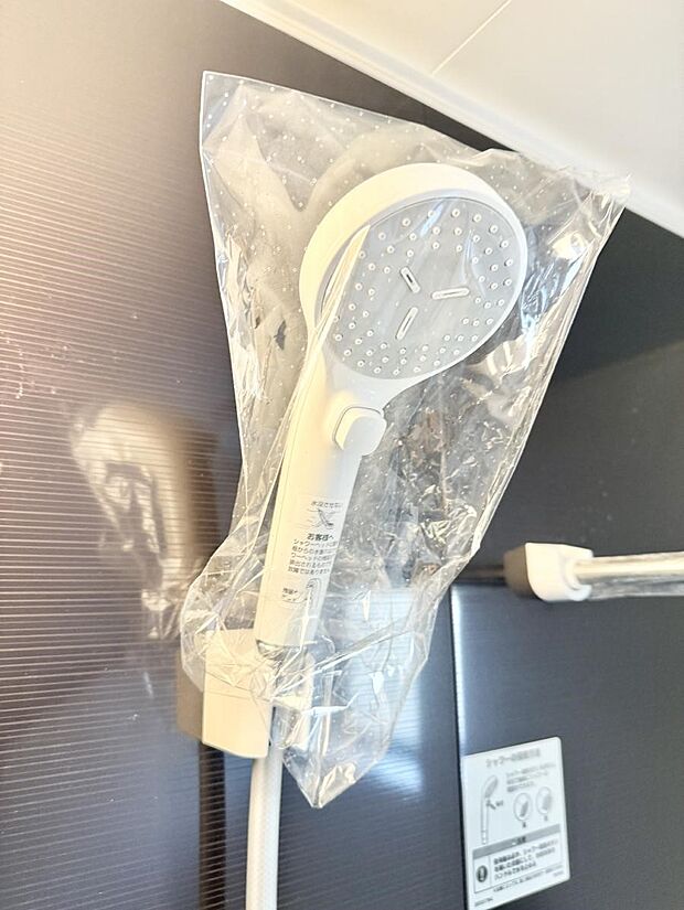 【止水シャワーヘッド】■手元で簡単に止水できるため、水の無駄遣いを減らすことができます。