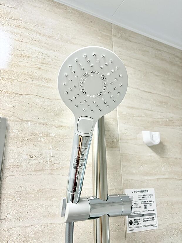 【止水シャワーヘッド】■手元で簡単に止水できるため、水の無駄遣いを減らすことができます。