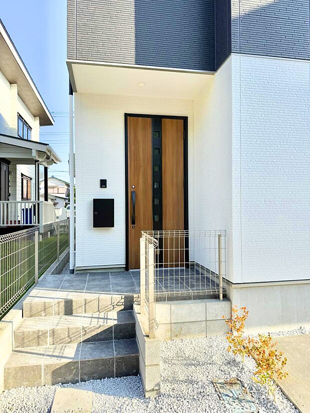 【玄関】■ 帰るたびにホッとする、安心感のある佇まい