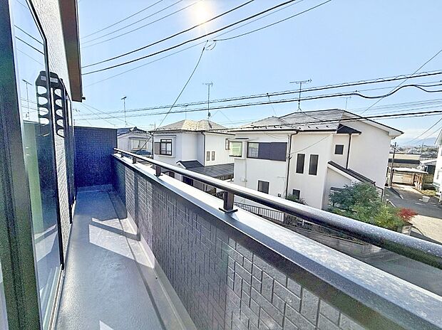 【バルコニー】■ 季節の移ろいを感じられる開放的な空間です