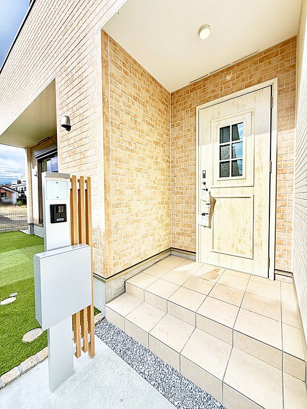 【玄関】■ 帰るたびにホッとする、安心感のある佇まい