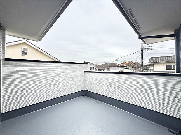 【バルコニー】■ 季節の移ろいを感じられる開放的な空間です