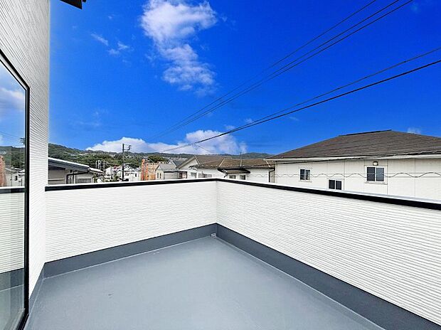 【バルコニー】■ 朝のコーヒーや夜の星空を楽しむ、癒しの場所