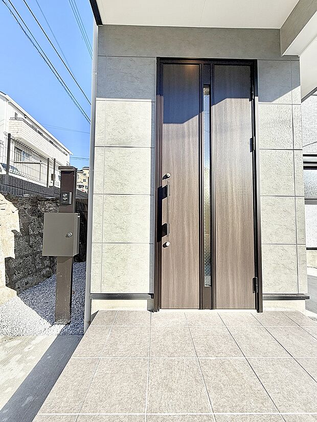 【玄関】■ 家族とゲストをやさしく迎える、心温まる玄関