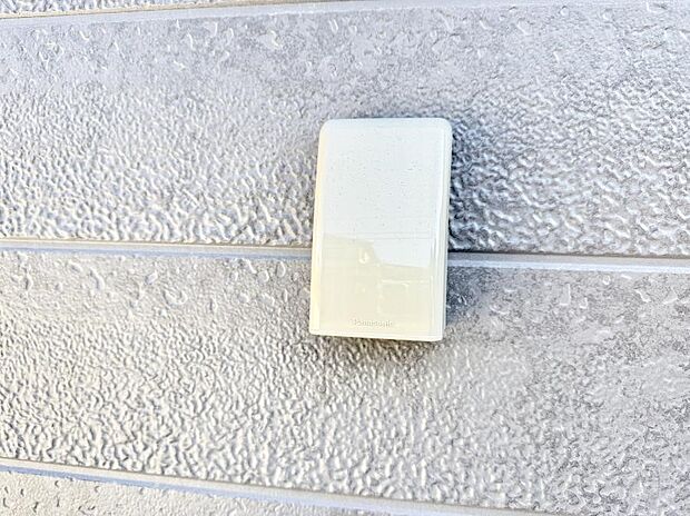 【屋外コンセント】■室内のコンセントから延長コードを引っ張る手間がなくなります。