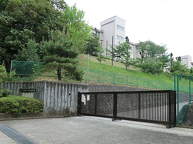 八王子市立松が谷中学校（約1,100m・徒歩14分）