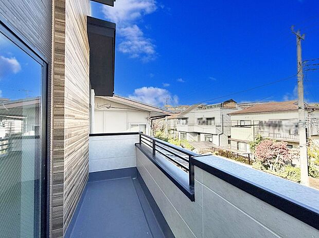 【バルコニー】■ 季節の移ろいを感じられる開放的な空間です