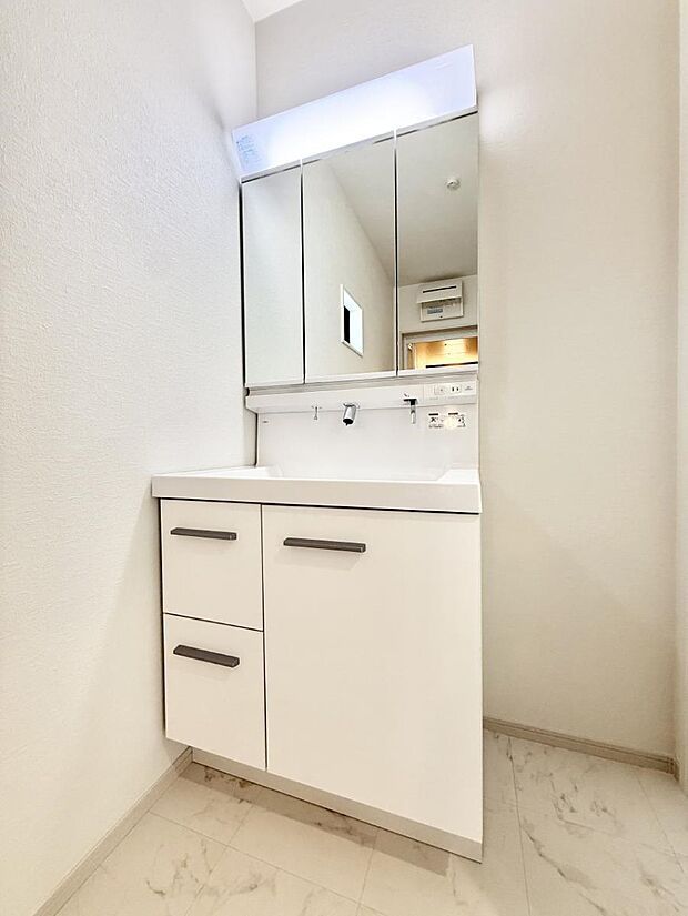 【洗面台・洗面所】■明るい洗面所は毎朝の歯磨きも楽しくできちゃいそうです♪