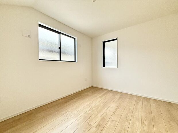 【寝室】■シンプルな空間で、収納付きベッドやデスクなど、多機能な家具を活用しやすいです