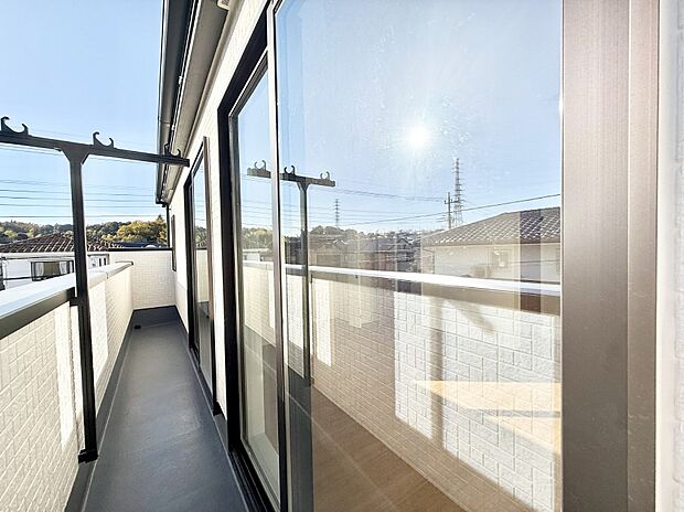 【バルコニー】■ 朝のコーヒーや夜の星空を楽しむ、癒しの場所