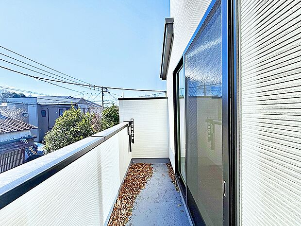 【バルコニー】■ 朝のコーヒーや夜の星空を楽しむ、癒しの場所