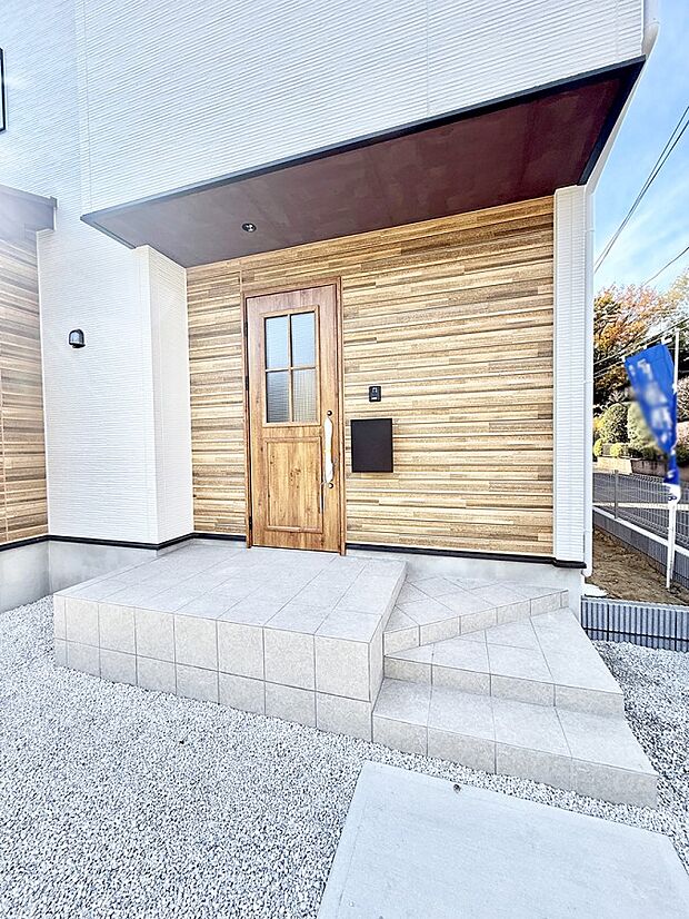 【玄関】■ シンプルで美しく、住まいの第一印象を彩る玄関です