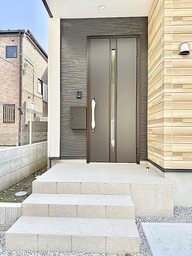 【玄関】■ 心地よい暮らしへとつながる、温かい玄関