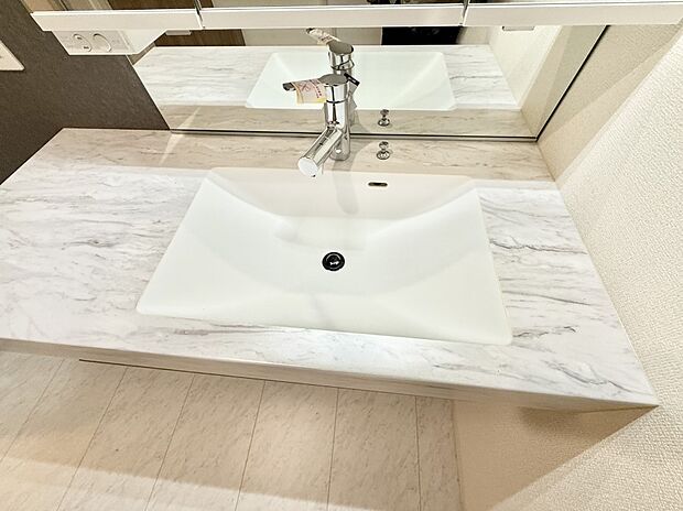 【ハンドシャワー付洗面台】■細かい部分まで洗いやすく便利なハンドシャワー付き