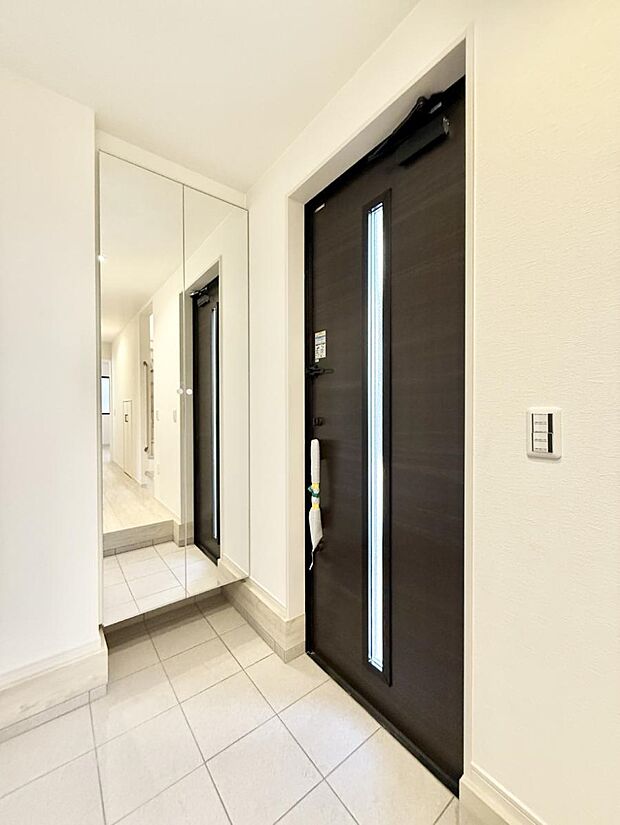 【玄関】■ シンプルで美しく、快適な暮らしの入り口