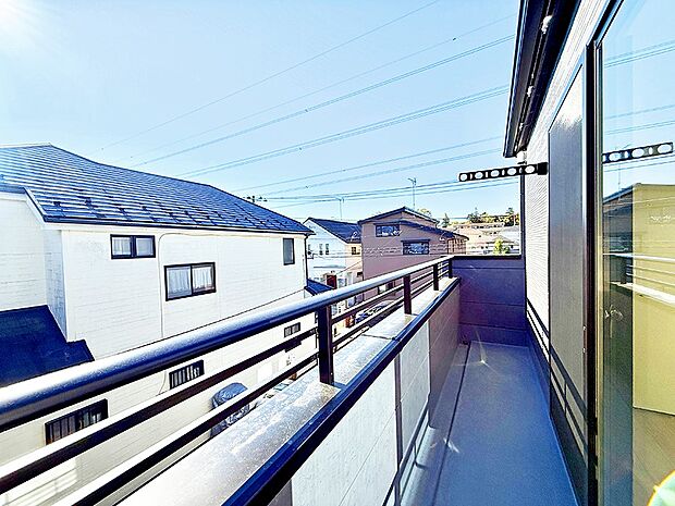 【バルコニー】■ 朝のコーヒーや夜の星空を楽しむ、癒しの場所