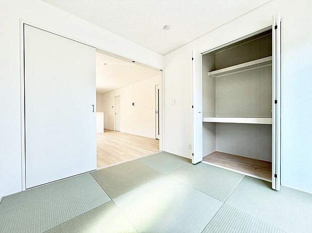 【リビング以外の居室】■落ち着いた色合いのお部屋で穏やかな時間を楽しめます