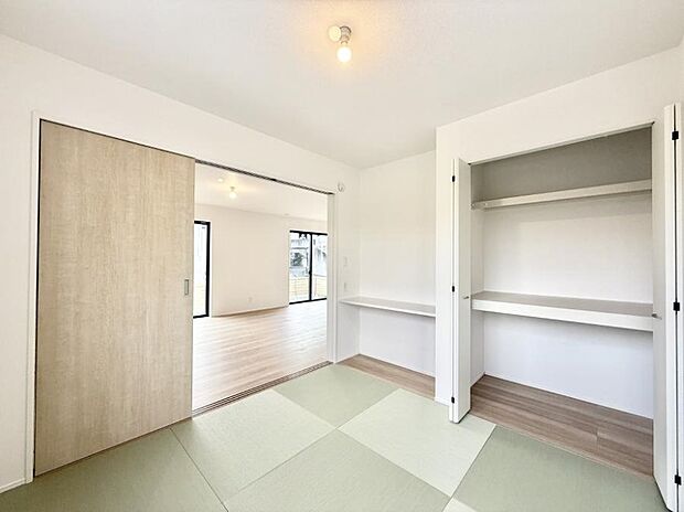 【リビング以外の居室】■落ち着いた色合いのお部屋で穏やかな時間を楽しめます