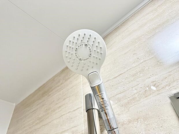 【止水シャワーヘッド】■手元で簡単に止水できるため、水の無駄遣いを減らすことができます。