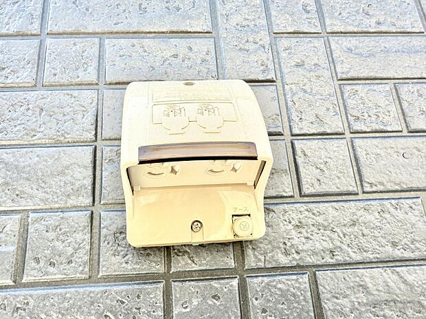 【屋外コンセント】■屋外に電源コンセントがあれば、高圧洗浄機で窓や外壁を掃除するなど便利です。