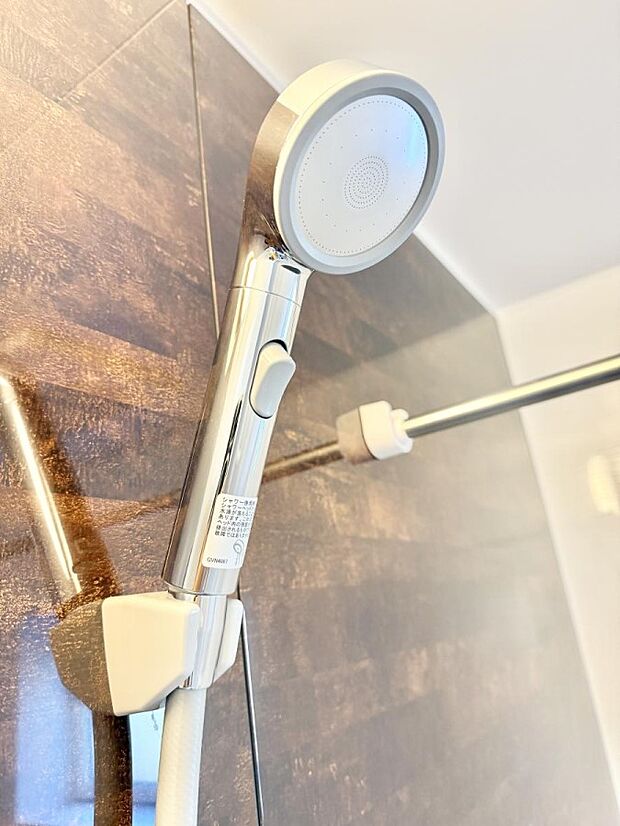 【止水シャワーヘッド】■手元で簡単に止水できるため、水の無駄遣いを減らすことができます。