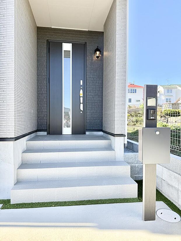 【玄関】■ 帰るたびにホッとする、安心感のある佇まい