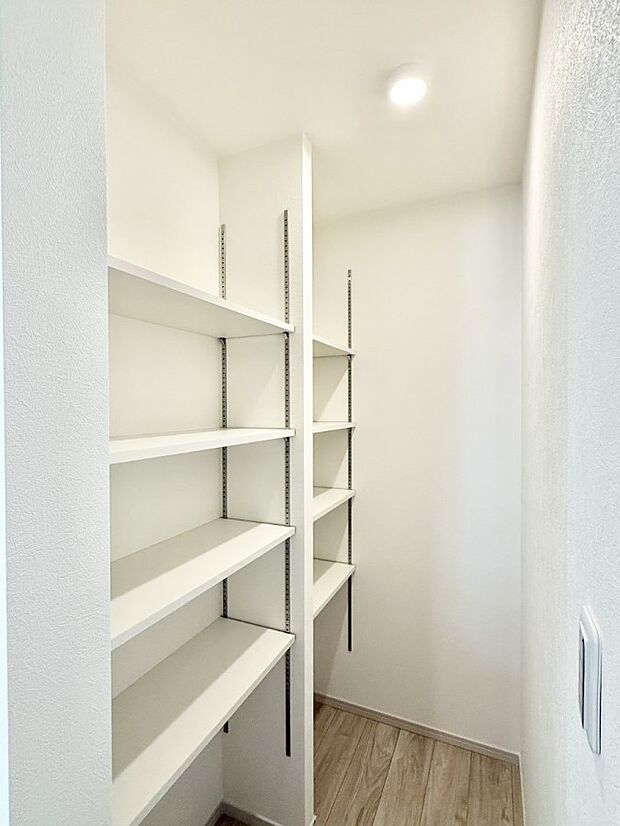 【キッチン】■買いためた食材もすっきり収納できるパントリー付き