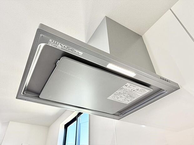 【レンジフード】■調理時の蒸気や匂いが換気扇に誘導され、効率的に排煙ができます。
