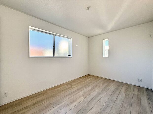 【寝室】■窓の配置や通気性の良い設計で部屋の空気がこもらず、常に新鮮な空気が流れます