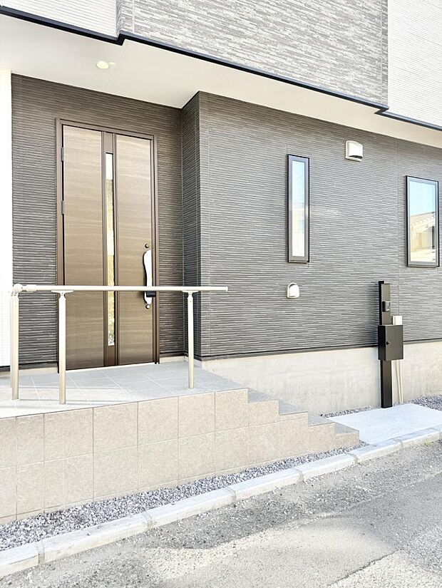 【玄関】■ 心地よい暮らしへとつながる、温かい玄関