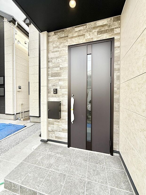 【玄関】■ 心地よい暮らしへとつながる、温かい玄関