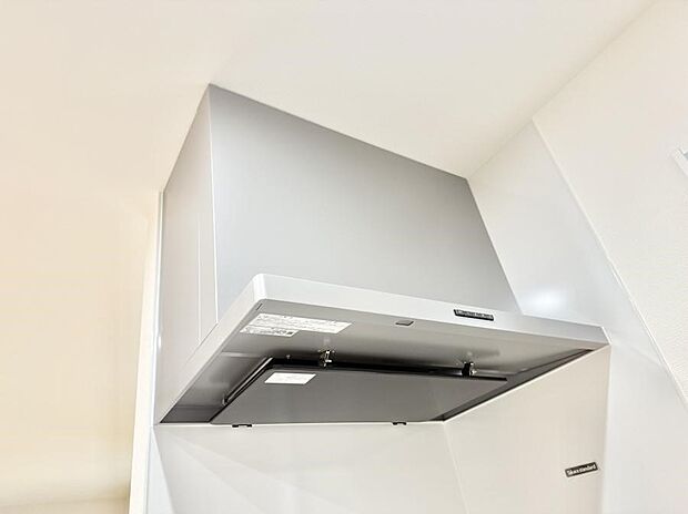 【レンジフード】■調理時の蒸気や匂いが換気扇に誘導され、効率的に排煙ができます。