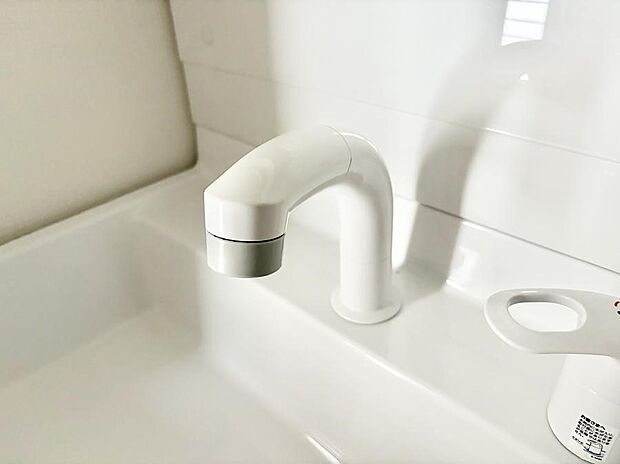 【ハンドシャワー付洗面台】■細かい部分まで洗いやすく便利なハンドシャワー付き