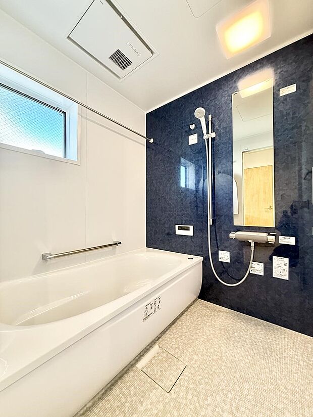 【浴室】■落ち着いた色合いの壁面、ゆっくり寛げるバスルーム