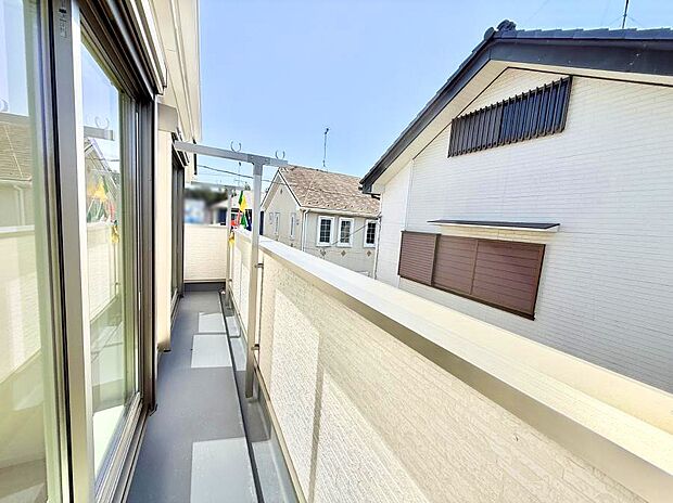 【バルコニー】■ 心地よい風と光を感じる、くつろぎのバルコニー