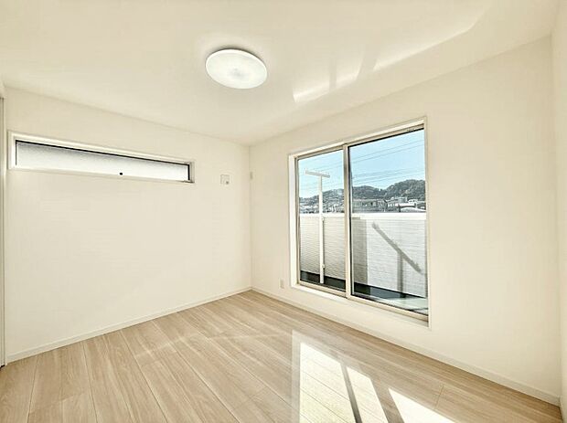 【リビング以外の居室】■落ち着いた色合いのお部屋で穏やかな時間を楽しめます