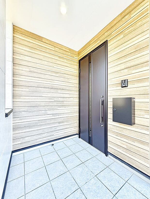 【玄関】■ シンプルで美しく、住まいの第一印象を彩る玄関です