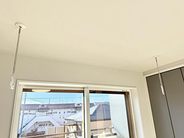 【室内物干し】■いつでも洗濯物を干せ、自分の好きなタイミングで洗濯物を取り込めます。