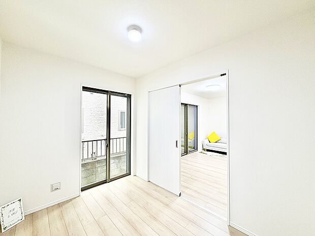 【リビング以外の居室】■落ち着いた色合いのお部屋で穏やかな時間を楽しめます