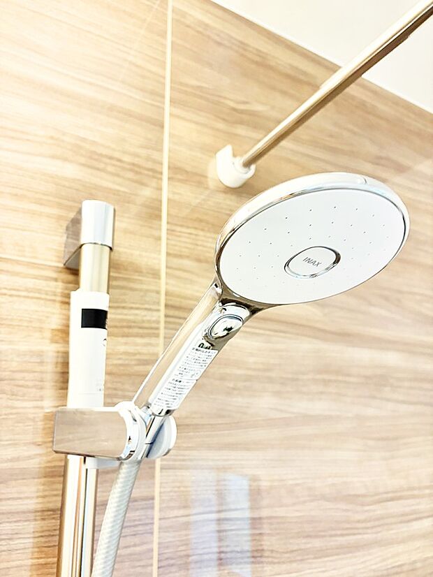 【止水シャワーヘッド】■手元で簡単に止水できるため、水の無駄遣いを減らすことができます。  