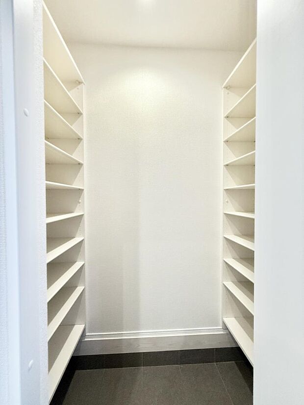 【収納】■シューズインクローク付き！雨具や三輪車も置けます  