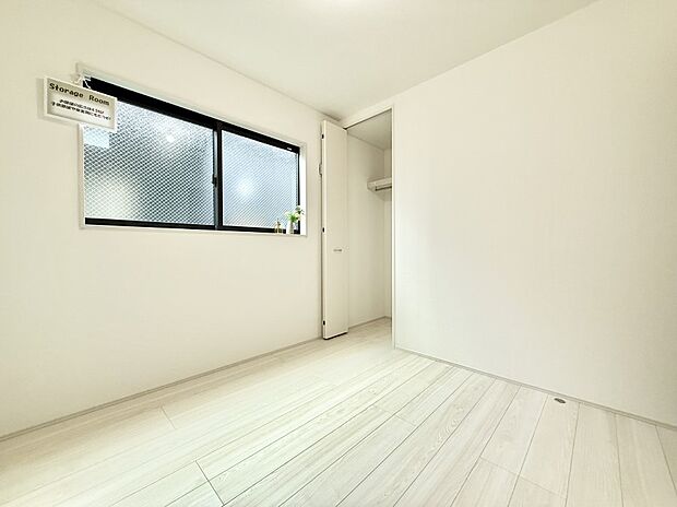 【リビング以外の居室】■落ち着いた色合いのお部屋で穏やかな時間を楽しめます