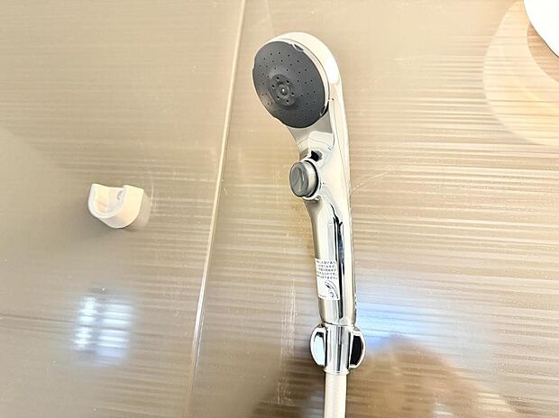 【止水シャワーヘッド】■手元で簡単に止水できるため、水の無駄遣いを減らすことができます。