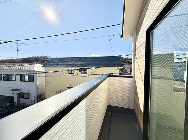 【バルコニー】■ 朝のコーヒーや夜の星空を楽しむ、癒しの場所