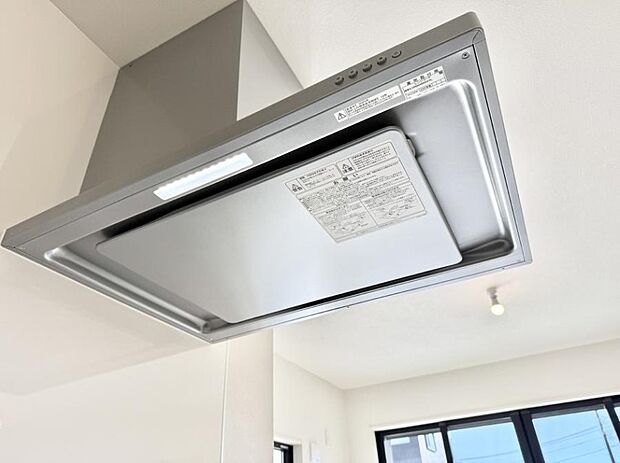 【レンジフード】■調理時の蒸気や匂いが換気扇に誘導され、効率的に排煙ができます。