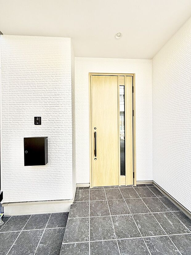 【玄関】■ 帰るたびにホッとする、安心感のある佇まい