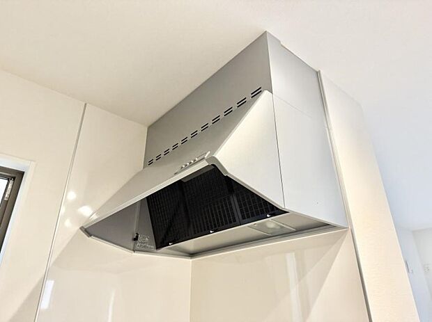 【レンジフード】■調理時の蒸気や匂いが換気扇に誘導され、効率的に排煙ができます。