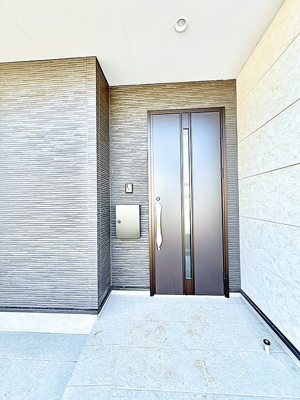 【玄関】■ 家族とゲストをやさしく迎える、心温まる玄関